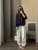 A primavera não está atrasada, ela vem com um efeito de alongamento das pernas! Jeans feminino com corte tridimensional, cintura média-alta, que cobre o quadril e perna larga e curva.