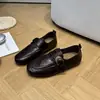Mocassins femininos estilo retrô britânico, novo modelo outono 2026, sapatos casuais slip-on planos de sola macia, sapatinhos de couro