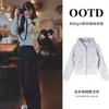 Chamarra sudadera corta para mujer, top con capucha ajustado, atuendo de principios de otoño, estilo americano, ideal para figuras petite, con un buen ajuste en los hombros y capa interior fina