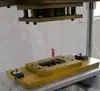 Máquina cortadora de boquillas neumáticas 100H, prensa de tres platos y cuatro columnas con mesa deslizante, punzonadora, boquilla de plástico, troquel de corte automático