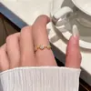 Anel de Flor de Trevo de Quatro Folhas com Zircônia de Luxo Leve Estilo Francês para Mulheres, Novo Design de Nicho, Anel Versátil Simples Ajustável para Dedo Indicador
