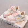Zapatos de Patinar Ligeros para Niñas Tallas Mediana y Grande Zapatos para Correr de Suela Suave de Verano Nuevos Zapatos Deportivos Versátiles para Niños Zapatos Casuales para Niños