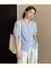 Camisa irregular única y elegante con cuello en V y manga corta para mujer, verano 2026, talla grande, top adelgazante y favorecedor