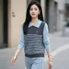 Suéter de Tricô Listrado Color-Block com Gola Lapela Falso Duas Peças Estilo Francês para Mulheres 2026 Novo Pulôver Manga Longa Camada Base Feminina
