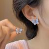 Brincos pequenos e requintados com clipe de orelha de borboleta de cristal azul gradiente sem furos para orelhas, design de nicho, brincos leves e luxuosos, sentido avançado