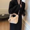 Cesta de Verduras Peluda Bolso Pequeño para Mujer 2025 Nuevo Bolso Cubo de Mano Peludo Otoño Versátil Bolso Cruzado de Cadena