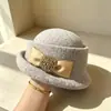 Sombrero de Pescador de Punto con Borde Enrollado para Otoño e Invierno Sombrero de Pescador Dulce con Lazo y Perlas Sombrero Pequeño Estilo Hepburn Boina Elegante