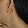 Pendientes con hebilla de oreja de anillo giratorio, estilo francés, de alta calidad, minimalistas, estilo frío, combinables, chapados en oro de 18 quilates, pendientes sinuosos
