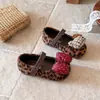 Sapatos Mary Jane da moda com estampa de leopardo para crianças, nova coleção primavera/outono 2026, sapatos de couro fofos com desenho animado e sola macia para meninas pequenas, confortáveis e casuais
