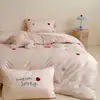 Juego de ropa de cama minimalista estilo ins de 100% algodón de fibra larga de 4 piezas con bordado de dibujos animados lindo