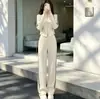 Roupa de outono: um conjunto de duas peças estiloso e sofisticado apresentando uma blusa de moletom emagrecedora, casual e esportiva e calças de perna larga para mulheres