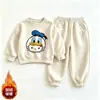 Nuevos conjuntos de ropa con temática de dibujos animados para niños y niñas, con lindas sudaderas forradas de forro polar y un conjunto de dos piezas moderno, perfectos para otoño e invierno.
