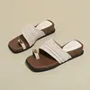 Chinelos femininos estilo francês, com bico quadrado, salto anabela e sola grossa, adequados para uso externo no verão, com tecido macio, design plissado, estilo slip-on, sandálias casuais de praia