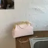 2026 Nova Bolsa de Ombro Transversal Elegante e Fashion com Corrente de Concha Versátil Simples Transfronteiriça