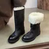 Versão em Estoque~Outono e Inverno 2025 Novo Estilo Botas Femininas de Cano Médio, Botas de Equitação Pretas com Solado Grosso, Botas Martin, Botas Curtas Quentes com Forro de Lã