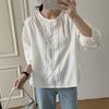 Camisa Feminina de Crochê com Gola Redonda, Mangas Três Quartos Plissadas, Fechamento em Botão Único, Proteção Solar para o Verão, Bordada, Branca