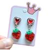 Nuevos y lindos pendientes de estudiante de moda para niños con purpurina roja, clip de oreja de amor sin perforación, joyería de oreja de fresa