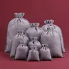 Bolsa de regalo navideña con cordón para guardar joyas, ideal para eventos transfronterizos.