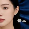 Aretes de Flor de Plata de Ley para Mujer, Nuevo Diseño de Nicho con un Toque de Lujo, Pendientes Sencillos de Flor de Cerezo de Lujo Ligero 2025