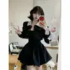 Vestido Preto Longo de Manga Longa com Decote Quadrado High-End Estilo Hepburn, Outono Estilo Francês com Cintura Marcada Emagrecedor Elegante Vestidinho Preto com Saia Bufante