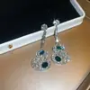 Aretes de Flor con Diamantes Esmeralda y Aguja Plateada, Lujo Ligero, Gama Alta, Aretes Exquisitos, Aretes de Moda para Mujer, Diseño de Nicho
