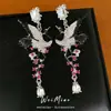 Pendientes vintage de plata con incrustaciones de diamante en forma de grulla, estilo retro, pendientes llamativos con un toque lujoso y sofisticado.