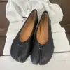 Versión de piel de oveja~2026 nuevos zapatos tabi de punta dividida para mujer, bailarinas planas de cuero genuino plisado, mocasines de piel de cerdo de boca poco profunda