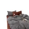 Juego artístico y minimalista de cuatro piezas a rayas de terciopelo de leche para otoño e invierno, con una funda de edredón de forro polar de coral engrosada, cálida y de doble cara, y un juego de sábanas de tres piezas