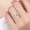 Anillo de Moda Europeo y Americano de Dos Tonos con Forma de X Cruzada y Tachonado de Diamantes - El Más Vendido de Tilini