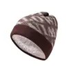 Nuevo sombrero de lana para hombre y mujer, versátil para invierno, con letras, grueso, cálido, esencial para montar, a prueba de frío, sombrero de punto en stock