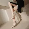 Sandálias de Salto Alto Fino com Bico Apontado, Estilo Nicho Sexy com Tachas, Novo Design Primavera/Verão 2025 para Mulheres