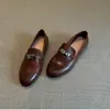 Mocassins de pele de ovelha com aumento interno de 5 cm de altura, apresentando uma fivela metálica retrô, bico redondo em couro genuíno e design slip-on.
