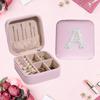 Caja de almacenamiento compacta y portátil para guardar pendientes, anillos y collares con logotipo en inglés, para viajes y personalización.