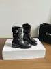 Botas de tornozelo com fivela estilo francês First Encounter Season para mulheres, nova coleção 2026, bico redondo, salto grosso, botas de tornozelo coloridas