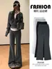 Pantalones deportivos grises acampanados para mujer, nuevo modelo 2026, populares este año, pantalones de chándal casuales ajustados de pierna recta acampanada