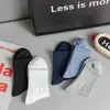 Meias masculinas outono e inverno novas cor sólida cintura alta meias masculinas até a panturrilha meias de algodão respiráveis preto e branco clássico Esportes meias masculinas atacado