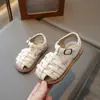 Sandalias para niña de punta cerrada caladas 2025 verano nuevos zapatos para niños zapatos de princesa para niño suela suave tejidos zapatos de bebé
