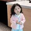 Conjunto Infantil Menina Estilo Coreano 2026 Primavera/Outono Novo Estiloso Conjunto de Três Peças Cardigã Top Calça Xadrez