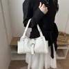 Bolsas de mano de lujo ligero estilo coreano al por mayor para mujer, nuevo modelo de verano 2026, bolso de hombro de color liso con tachuelas, bolso versátil para debajo del brazo