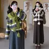 Moda Gestante outono e inverno novo conjunto de malha listrada duas peças xale cachecol top saia curta solta cobrindo a barriga casaco retrô