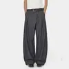 Calça preta minimalista e sofisticada de corte reto e curvo, com carcela diagonal de botões frontais, estilo casual de perna larga solta de nicho