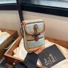 Bolso Tejido para Teléfono Móvil Vacaciones en la Playa para Mujer 2025 Nuevo Bolso Bandolera de Hombro con Hebilla de Esquina Elegante Combinable Bolso para Teléfono Móvil