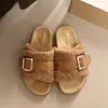 Pantuflas peludas de estilo francés con suela gruesa y forro polar para mujer, adecuadas para usar en exteriores, nuevas pantuflas de algodón tipo Birkenstock versátiles 2026 para personas menudas