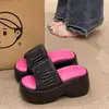 Chinelos de Sentir o Chão com Solado Grosso Femininos de Verão com Tela Infravermelha Usar Moda Plataforma Salto Bolo Elevado Antiderrapante Sandálias Internas para Casa