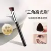 Brocha de Maquillaje Triángulo Oblicuo, Brocha para Corrector, Brocha Individual de Cerdas Suaves Que No Absorbe Producto, Brocha Iluminadora para Ojeras Sin Marcas, Brocha de Mango Largo