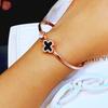 Pulsera de moda coreana directa de fábrica, pulsera sencilla de oro rosa con trébol de cuatro hojas de la suerte, pulsera abierta versátil y popular