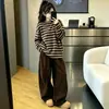 Nova Coleção Primavera/Outono 2026 para Meninas: Conjunto Elegante e Moderno de Blusa Listrada de Manga Longa e Calça Casual de Perna Larga