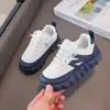 Tênis da moda com sola grossa para meninas, nova coleção primavera/outono 2026, sapatos casuais para atividades ao ar livre para meninos, sola macia, antiderrapante, tênis de skate de cano baixo