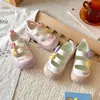 Faixa de Cabelo para Meninas Sandálias Esportivas 2026 Novo Verão Sapatos de Princesa Floridos para Crianças Meninas Sapatos Vazados Casuais Estilo Verão