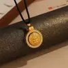 Colar de Corda Trançada Amarelo Diamante Deus da Riqueza Moda Feminina Pingente Redondo Rotativo Marca Cinco Caminhos Deus da Riqueza Corrente para Clavícula